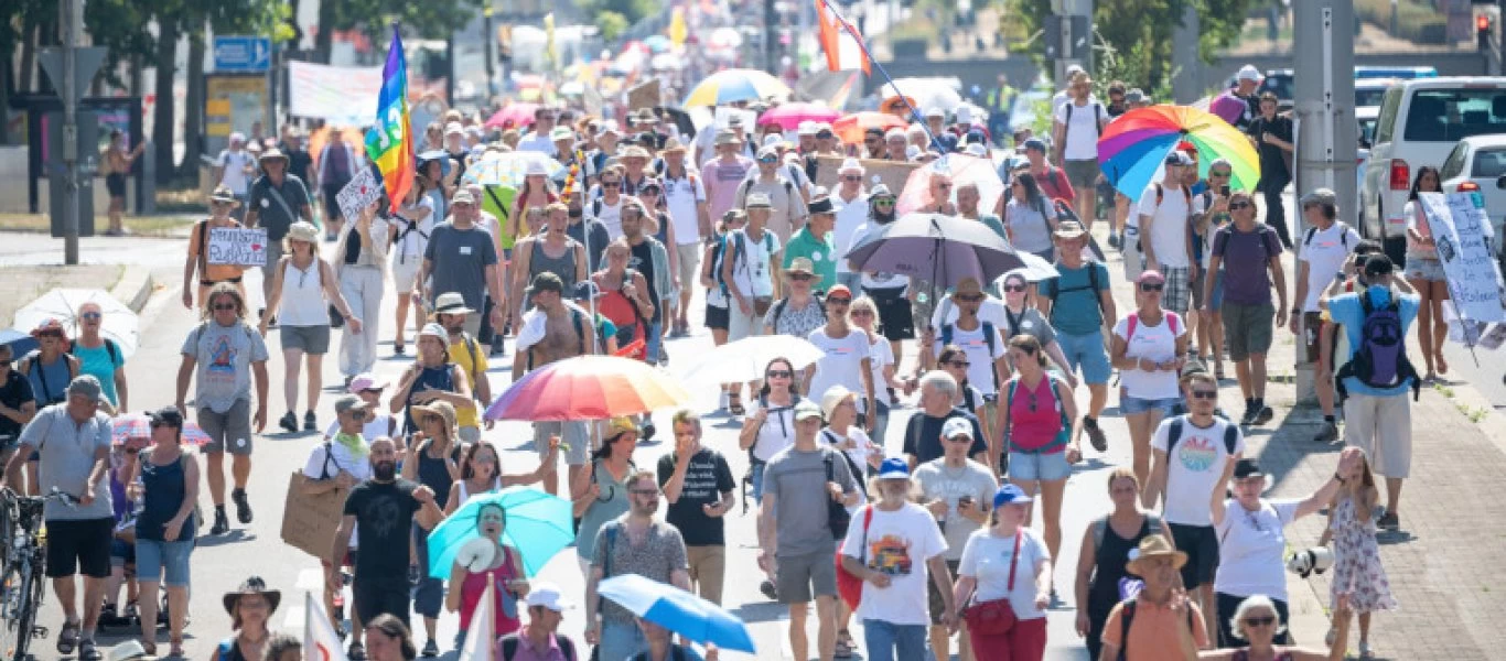 Και πάλι χιλιάδες διαδηλωτές στην Γερμανία κατά των περιορισμών: «Ελευθερία – ελευθερία»